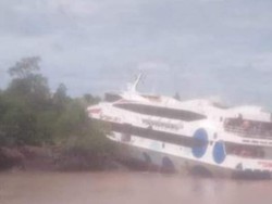 Kapal Dumai Line 9 Tabrak Hutan Bakau di Meranti