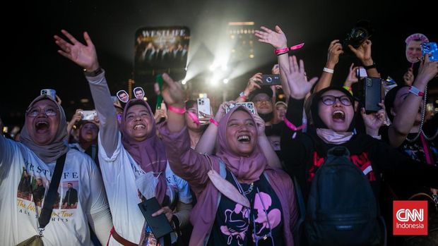 Penonton menyaksikan konser Westlife bertajuk 'The Wild Dream Tour 2023' di Stadion Madya, Gelora Bung Karno, Jakarta Pusat, Sabtu (11/2/2023). Westlife membawakan sejumlah lagu di antaranya Starlight, Uptown Girl dan If I Let You Go . (CNN Indonesia/ Adi Ibrahim)