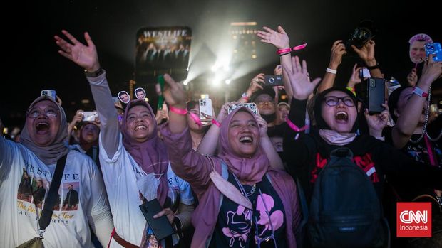 Penonton menyaksikan konser Westlife bertajuk 'The Wild Dream Tour 2023' di Stadion Madya, Gelora Bung Karno, Jakarta Pusat, Sabtu (11/2/2023). Westlife membawakan sejumlah lagu di antaranya Starlight, Uptown Girl dan If I Let You Go . (Indonesia/ Adi Ibrahim)