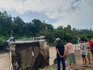 Jembatan Perak Jebol, Air Bah Kembali Putus Akses Warga Penyaringan Jembatan Perak Jebol, Air Bah Kembali Putus Akses Warga Penyaringan