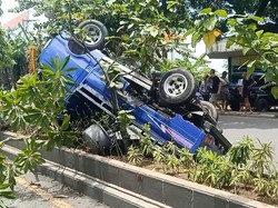 Fungsi Rem Tak Jalan, Pikap Tabrak Median Jalan dan Terbalik di Jembrana