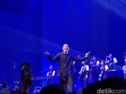 Konser Tur Manusia 2023 Obati Kerinduan Teman Tulus Surabaya