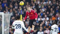 Sementara Luke Shaw, kata Ferdinand, rutin bangkit memperlihatkan kemampuan terbaiknya bukan hanya dengan ten Hag tapi juga para manajer MU sebelumnya. Foto: AP/Jon Super