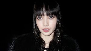 8 Foto Lisa BLACKPINK Hadiri Peragaan Busana Celine, Tampil Bak Boneka
