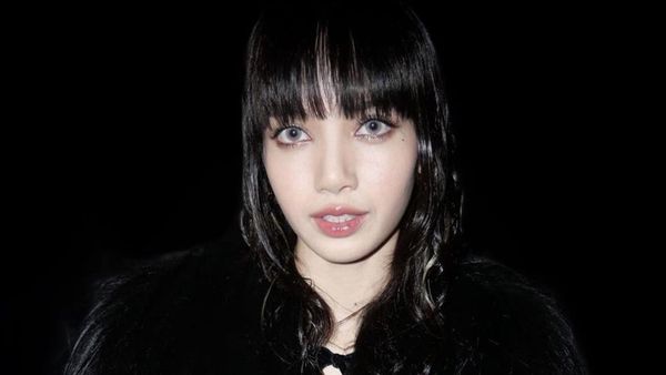 8 Foto Lisa BLACKPINK Hadiri Peragaan Busana Celine, Tampil Bak Boneka