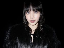 8 Foto Lisa BLACKPINK Hadiri Peragaan Busana Celine, Tampil Bak Boneka