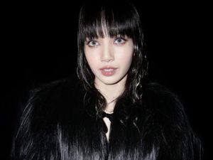 8 Foto Lisa BLACKPINK Hadiri Peragaan Busana Celine, Tampil Bak Boneka 8 Foto Lisa BLACKPINK Hadiri Peragaan Busana Celine, Tampil Bak Boneka