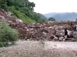 Alat Berat Dikerahkan Bersihkan Material Longsor di Desa Tuakau Kupang