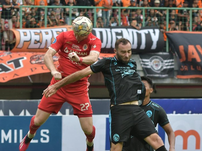 Pesepak Bola Persija Jakarta Aji Kusuma (kanan) dijaga ketat pesepak bola Arema Fc Sergio Domingos (kiri) saat mengoper bola pada lanjutan Liga 1 di Stadion Patriot Chandrabhaga, di Bekasi, Jawa Barat, Minggu (12/2/2023). Persija Jakarta menang dengan skor 2-0.
