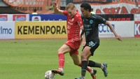 Pesepak Bola Persija Jakarta Hanno Behrens (kiri) dijaga ketat pesepak bola Arema Fc Achmad Figo (kanan) saat menguasai bola pada lanjutan Liga 1 di Stadion Patriot Chandrabhaga, di Bekasi, Jawa Barat