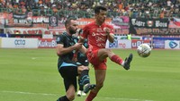 Persija Jakarta merebut puncak klasemen sementara Liga 1 Indonesia 2022-2023 seusai melumatkan Arema FC dengan skor 2-0.