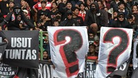 Sejumlah suporter The Jak Mania membentangkan kain bertuliskan Usut Tuntas pada laga Persija Jakarta melawan Arema Fc pada lanjutan Liga 1 di Stadion Patriot Chandrabhaga, di Bekasi, Jawa Barat. Aksi tersebut sebagai dukungan kepada korban Tragedi Kanjuruhan di Malang dan menuntut penegak hukum untuk mengadili pelaku yang terlibat dalam kasus tersebut.