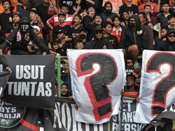 Sejumlah suporter The Jak Mania membentangkan kain bertuliskan Usut Tuntas pada laga Persija Jakarta melawan Arema Fc pada lanjutan Liga 1 di Stadion Patriot Chandrabhaga, di Bekasi, Jawa Barat. Aksi tersebut sebagai dukungan kepada korban Tragedi Kanjuruhan di Malang dan menuntut penegak hukum untuk mengadili pelaku yang terlibat dalam kasus tersebut.