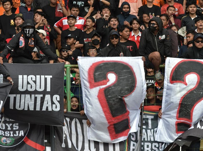 Pesepak Bola Persija Jakarta Aji Kusuma (kanan) dijaga ketat pesepak bola Arema Fc Sergio Domingos (kiri) saat mengoper bola pada lanjutan Liga 1 di Stadion Patriot Chandrabhaga, di Bekasi, Jawa Barat, Minggu (12/2/2023). Persija Jakarta menang dengan skor 2-0.