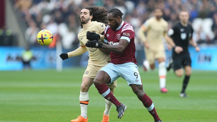 LONDON, ENGLAND - FEBRUARY 11: Chelseas Marc Cucurella and West Ham Uniteds Michail Antonio during the Premier League match between West Ham United and Chelsea FC at London Stadium on February 11, 2023 in London, United Kingdom. (Photo by Rob Newell - CameraSport via Getty Images)
