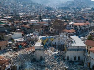 Detik-detik Gedung Runtuh di Turki Saat Kendaraan Melintas Detik-detik Gedung Runtuh di Turki Saat Kendaraan Melintas