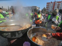 Melihat Kerja Keras Relawan di Dapur Umum Gempa Turki