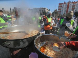 Melihat Kerja Keras Relawan di Dapur Umum Gempa Turki Melihat Kerja Keras Relawan di Dapur Umum Gempa Turki
