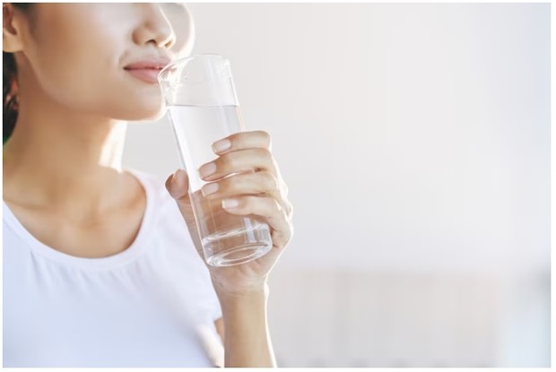 Minum air putih/Foto:freepik/pressfoto Minum air putih/Foto:freepik/pressfoto