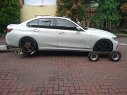 BMW Tak Bertuan Tanpa Pelat Nomor Ditemukan di Depan Lenmarc Mall Surabaya