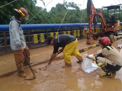 Jembatan GDC Depok Berlumpur Usai Hujan, Damkar Turun Tangan