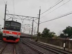 Buntut Gangguan LAA di Manggarai, Penumpang KRL Jalan Kaki Susuri Rel