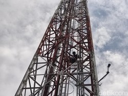Warga Sidoarjo Dihebohkan Seorang Pria Panjat Tower Setinggi 42 Meter