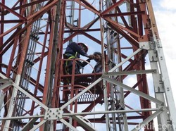 Pria Panjat Tower 42 Meter di Sidoarjo Tolak Turun, Minta Kopi-Rokok