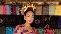 7 Potret Miss Universe 2022 RBonney Gabriel di Lombok, Cantik Pakai Tenun