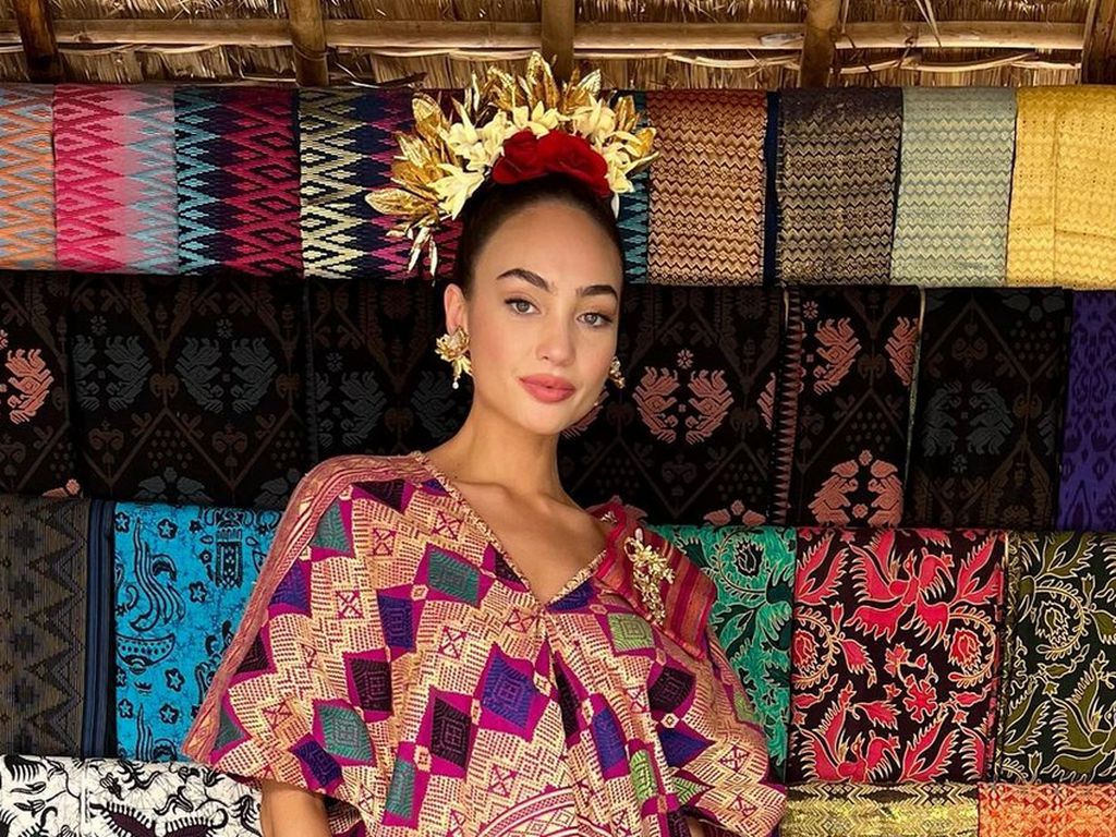 7 Potret Miss Universe 2022 RBonney Gabriel di Lombok, Cantik Pakai Tenun