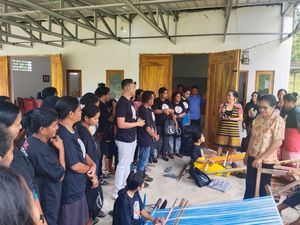 Lestarikan Budaya, Relawan Ganjar Bagikan Bahan Tenun ke UMKM di NTT