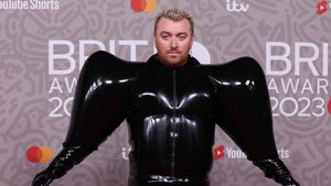 8 Gaya Sam Smith Pakai Baju Balon di BRIT Awards, Viral Jadi Meme