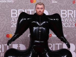 8 Gaya Sam Smith Pakai Baju Balon di BRIT Awards, Viral Jadi Meme 8 Gaya Sam Smith Pakai Baju Balon di BRIT Awards, Viral Jadi Meme