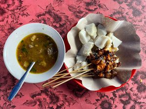 Melihat Kera Sambil Santap Siang di Puncak Wanagiri Buleleng