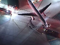 Shuttle Bus Tabrak Pesawat di Bandara LA, 5 Orang Terluka