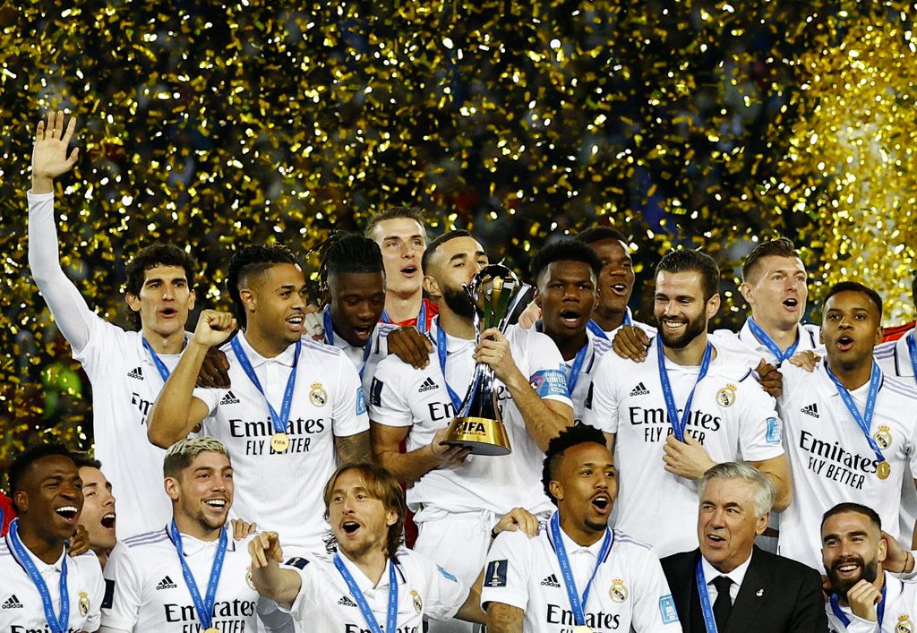 Soccer Football - FIFA Club World Cup - Final - Real Madrid v Al Hilal - Prince Moulay Abdellah Stadium, Rabat, Morocco - February 11, 2023  Real Madrid's Karim Benzema kisses the trophy and celebrates with teammates and coach Carlo Ancelotti after winning the FIFA Club World Cup final REUTERS/Susana Vera