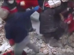 Horor! Tim SAR Gempa Turki Dihujani Reruntuhan Bangunan