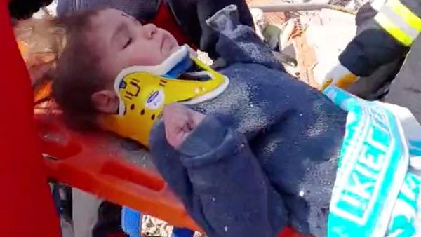 Ajaib! Bocah Ini Selamat Setelah Tertimbun Reruntuhan 150 Jam