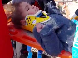 Ajaib! Bocah Ini Selamat Setelah Tertimbun Reruntuhan 150 Jam