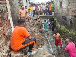 Tanggul Kali Mumbul Jebol, Warga Kampung Anyar Gotong Royong