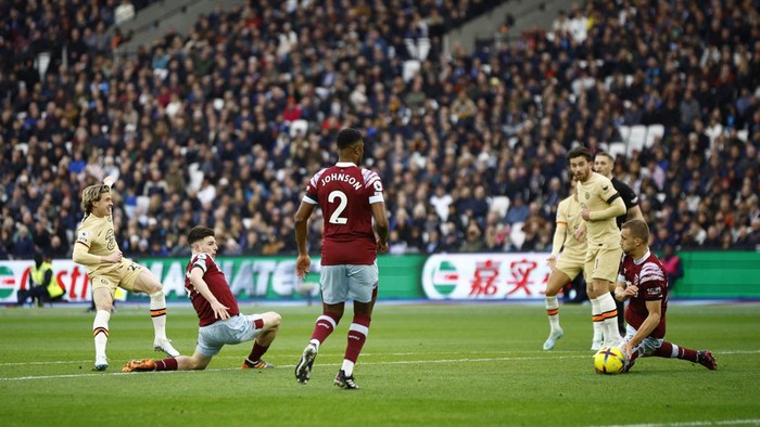 Soccer Football - Premier League - West Ham United v Chelsea - London Stadium, London, Britain - February 11, 2023 West Ham Uniteds Tomas Soucek blocks a shot from Chelseas Conor Gallagher Action Images via Reuters/John Sibley EDITORIAL USE ONLY. No use with unauthorized audio, video, data, fixture lists, club/league logos or live services. Online in-match use limited to 75 images, no video emulation. No use in betting, games or single club /league/player publications.  Please contact your account representative for further details.