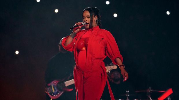 GLENDALE, ARIZONA - FEBRUARY 12: Rihanna performs onstage during the Apple Music Super Bowl LVII Halftime Show at State Farm Stadium on February 12, 2023 in Glendale, Arizona. (Photo by Gregory Shamus/Getty Images)