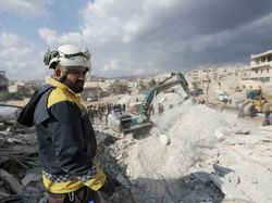 Aksi Relawan White Helmets, Ujung Tombak SAR Korban Gempa di Suriah