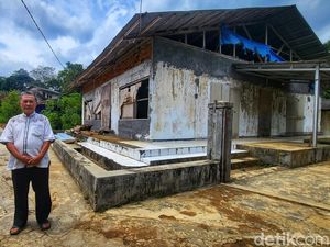 Secercah Kisah Ahmadiyah di Sukabumi: Masjid Dibakar-Madrasah Disegel Secercah Kisah Ahmadiyah di Sukabumi: Masjid Dibakar-Madrasah Disegel