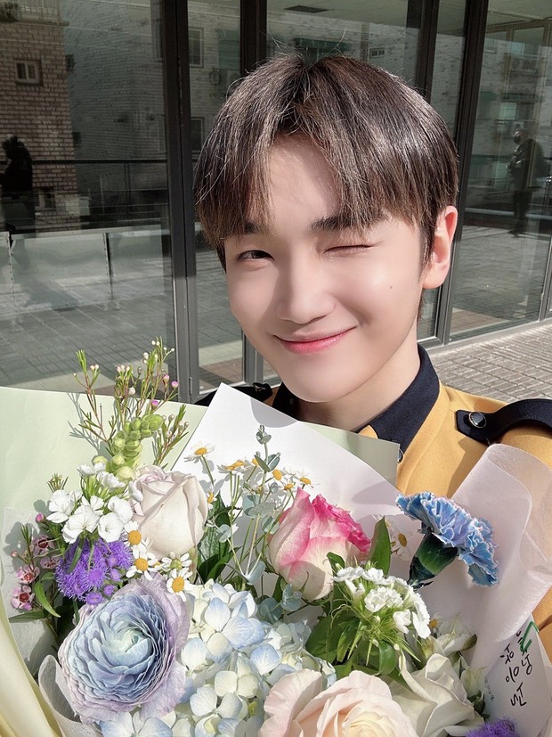 ATBO Kim Yeonkyu dengan senyuman manis selepas lulus / Foto : twitter.com/ATBO_ground