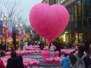 Tradisi Valentine di 10 Negara, Ada Sendok Cinta-Hati Kertas di Lengan Tradisi Valentine di 10 Negara, Ada Sendok Cinta-Hati Kertas di Lengan