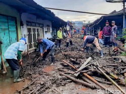 Banjir Bandang Terjang Ijen Bondowoso Sisakan Material Lumpur-Kayu
