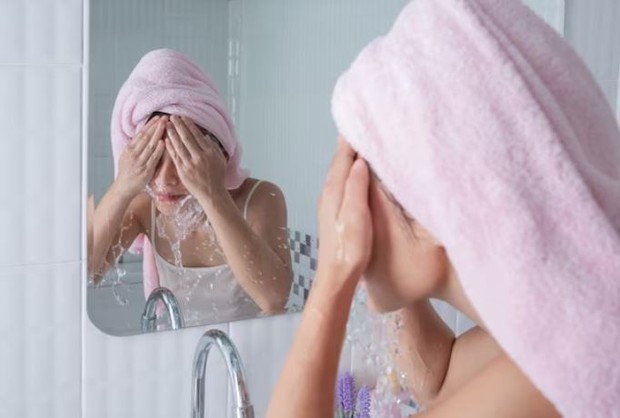 Cuci wajah/ foto: Freepik/ jcomp Perempuan sedang mencuci wajah