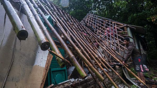 Rumah Ambruk Akibat Hujan Deras dan Angin Kencang di Lebak