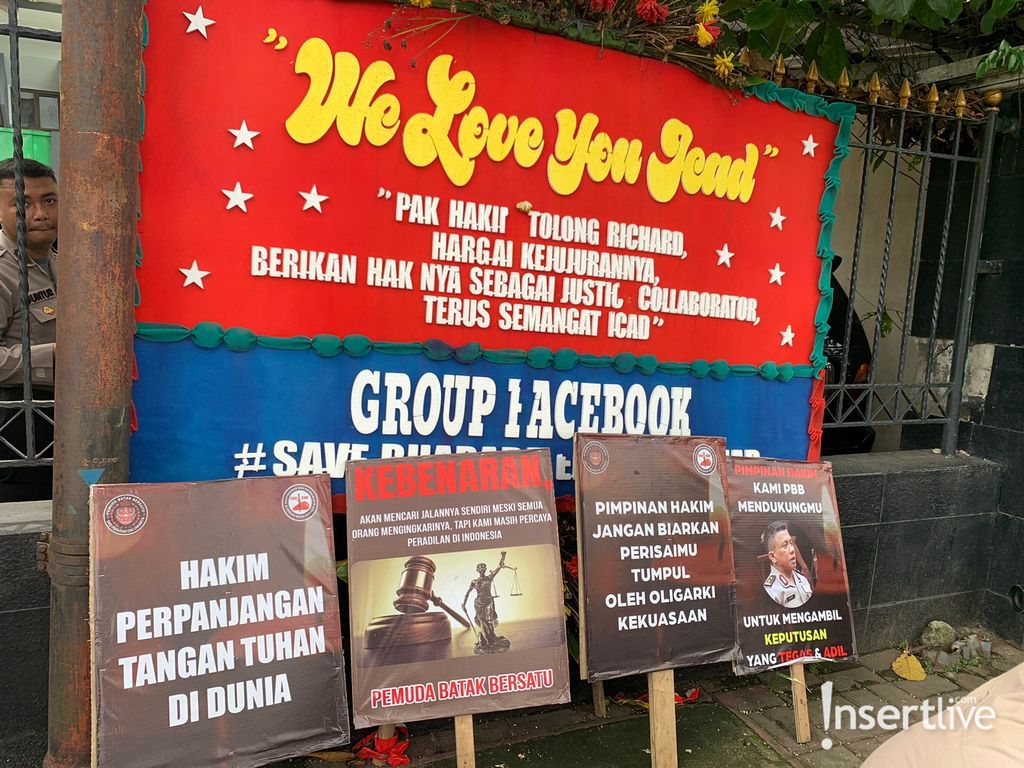 Detik-detik Jelang Vonis Sambo, Karangan Bunga Fans Eliezer Mejeng di PN Jaksel